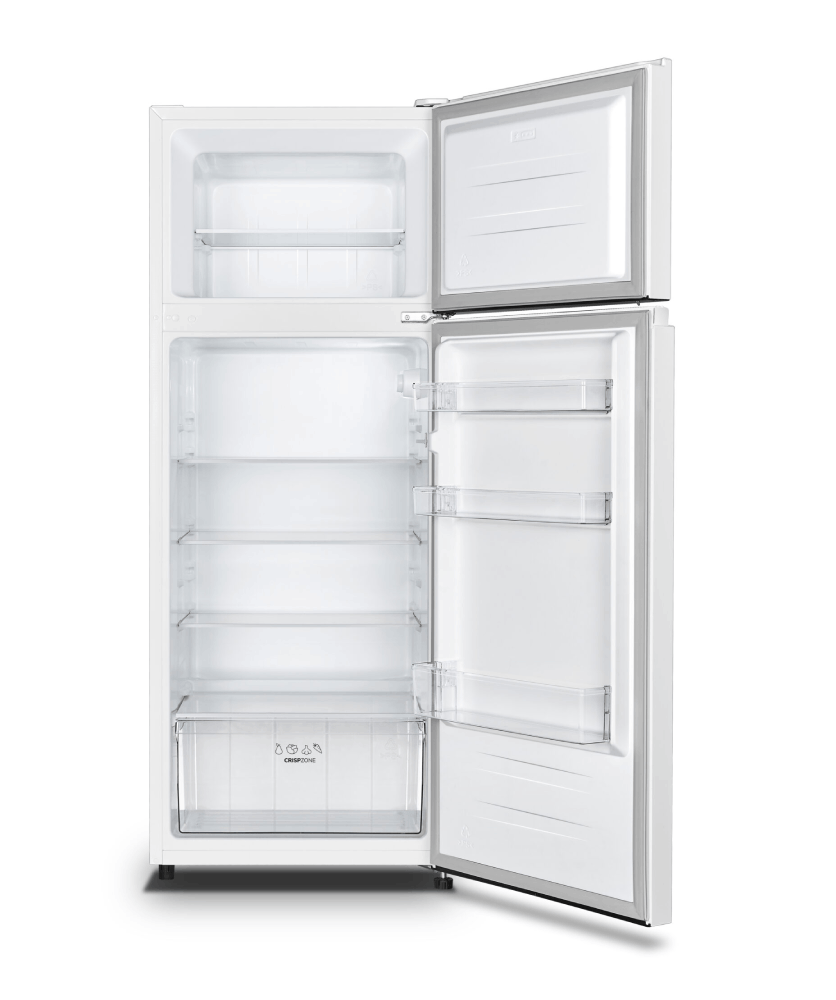 Interior de refrigerador blanco con estantes y cajones. La puerta está abierta.