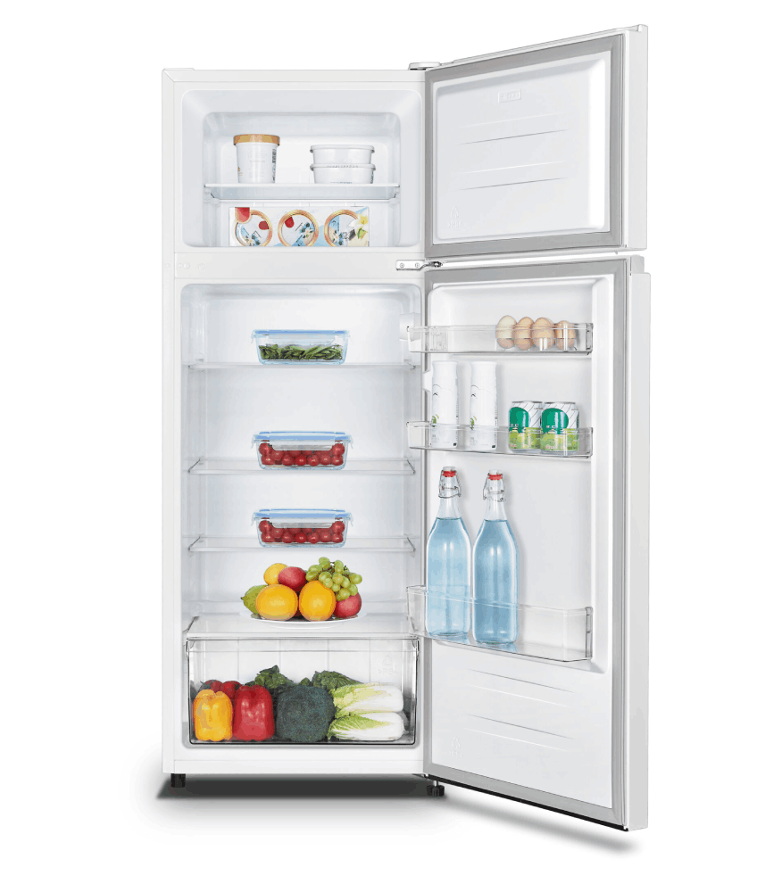 Un refrigerador blanco, abierto, que muestra estantes con alimentos, incluyendo productos y bebidas.