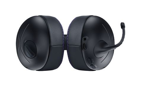 Auriculares para juegos negros con un acento morado y micrófono.
