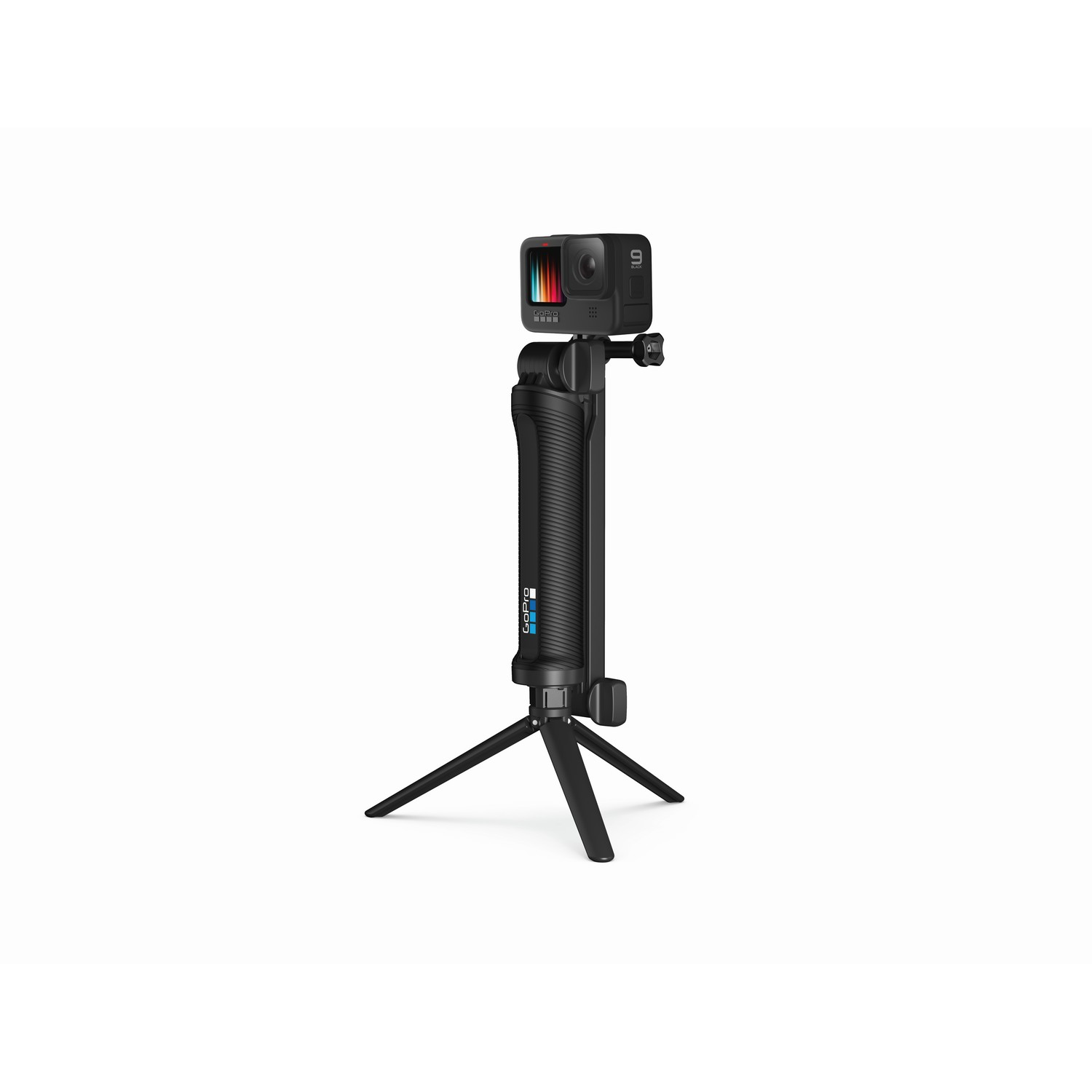 Een GoPro-camera bevestigd aan een statief. Zwarte camera, zwarte statiefpoten, op een witte achtergrond.