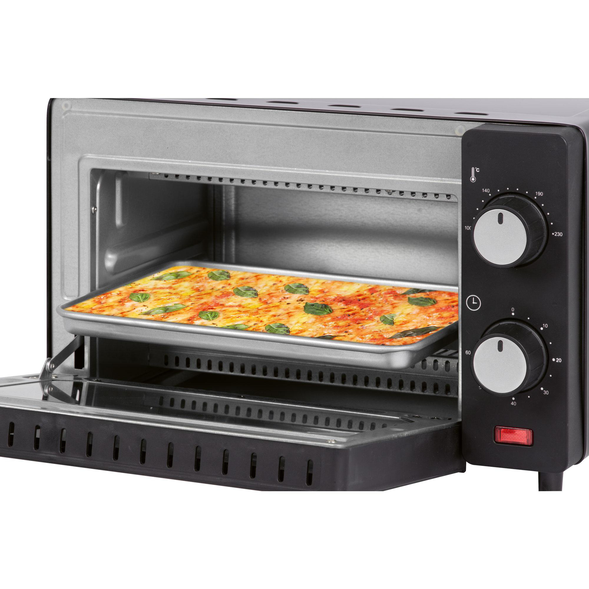 Eine Pizza auf einem Blech in einem schwarzen Ofen mit Bedienknöpfen und Temperaturanzeigen.