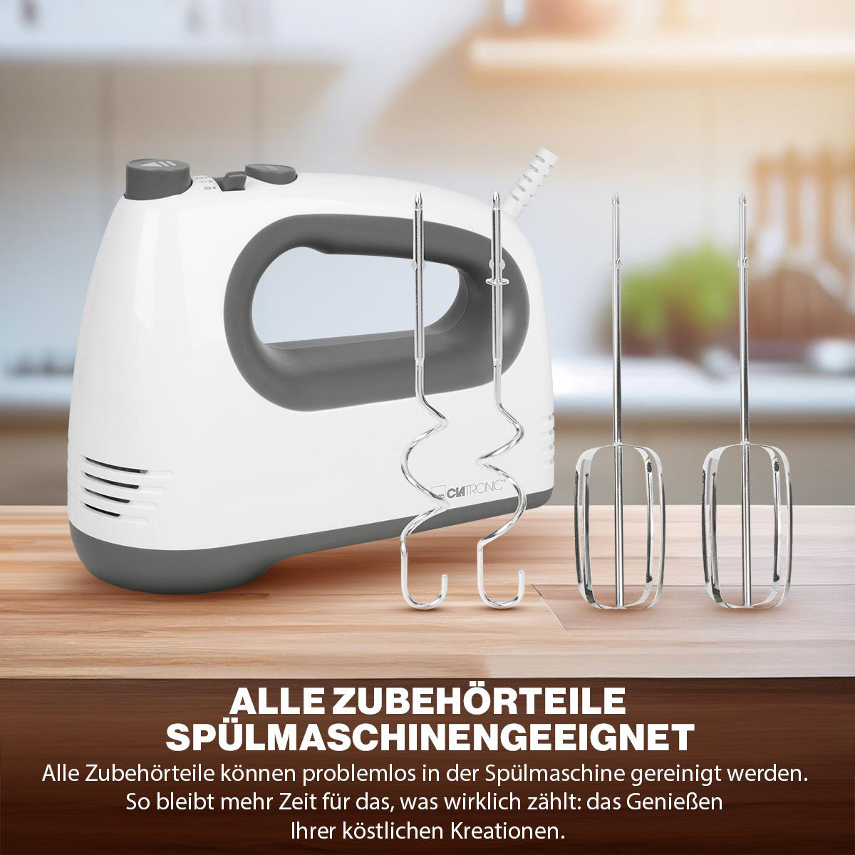 Weißer Handmixer auf Holzoberfläche mit Text über spülmaschinenfestes Zubehör.