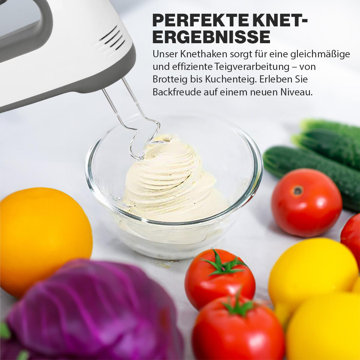 Eine Schüssel mit Teig, der mit einem Handmixer verrührt wird. Drumherum Gemüse und Obst.