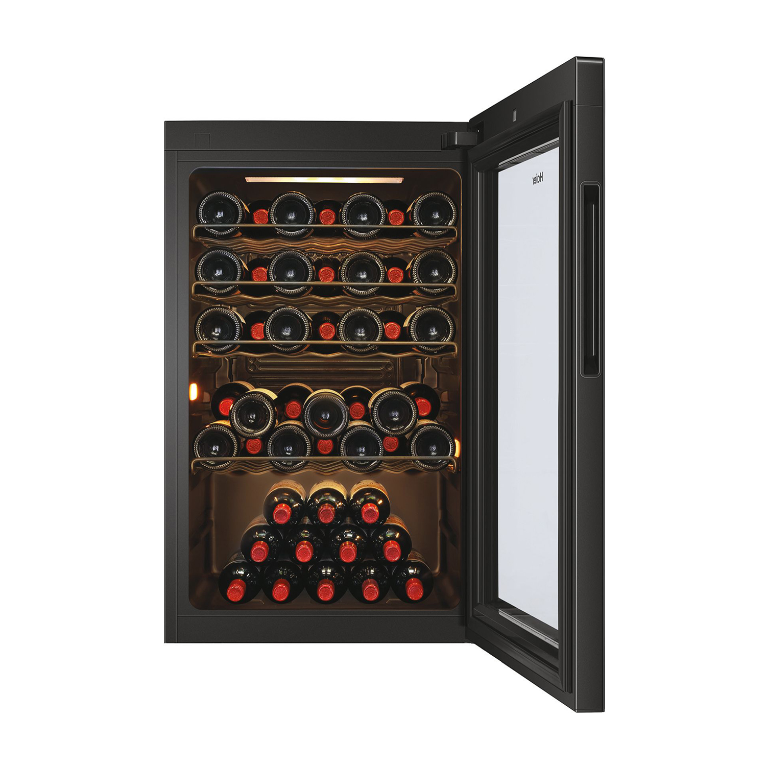 Cantinetta con la porta aperta. È scura e contiene molte bottiglie di vino sugli scaffali.
