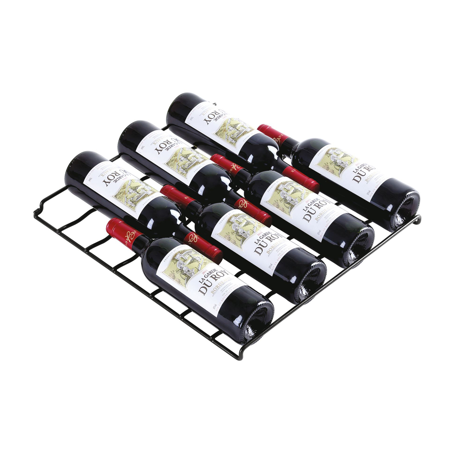 Bottiglie di vino su un ripiano metallico. Etichette rosse e bianche, su sfondo bianco.