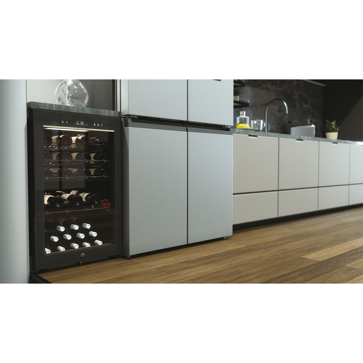 Scena cucina con cantinetta, frigorifero e pavimento in legno. Bottiglie di vino visibili.