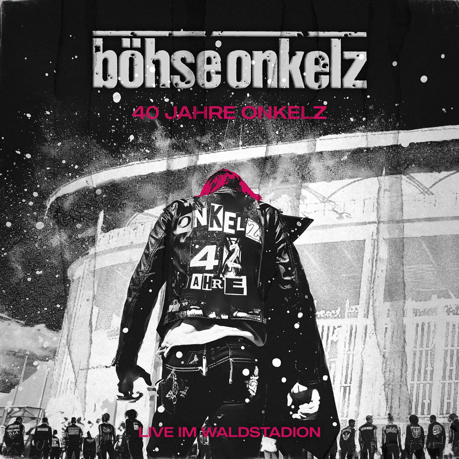 Albumcover mit einem Mann in Lederjacke, auf einer Bühne, vor einer Menge.