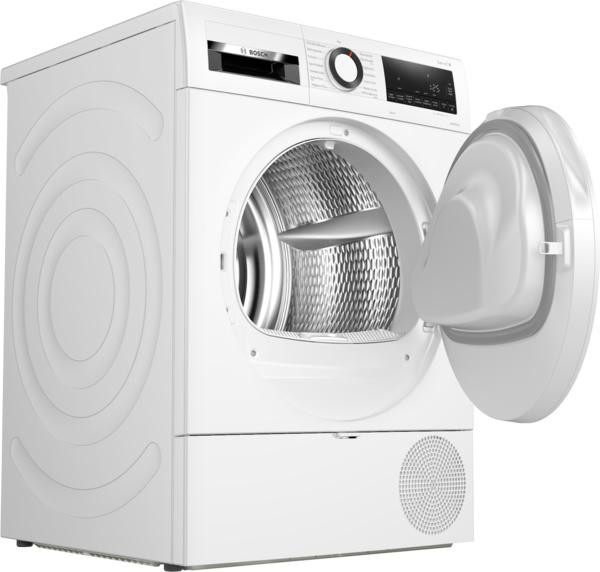 Weiße Waschmaschine mit offener Tür, die die Innentrommel zeigt, in einem Studio.