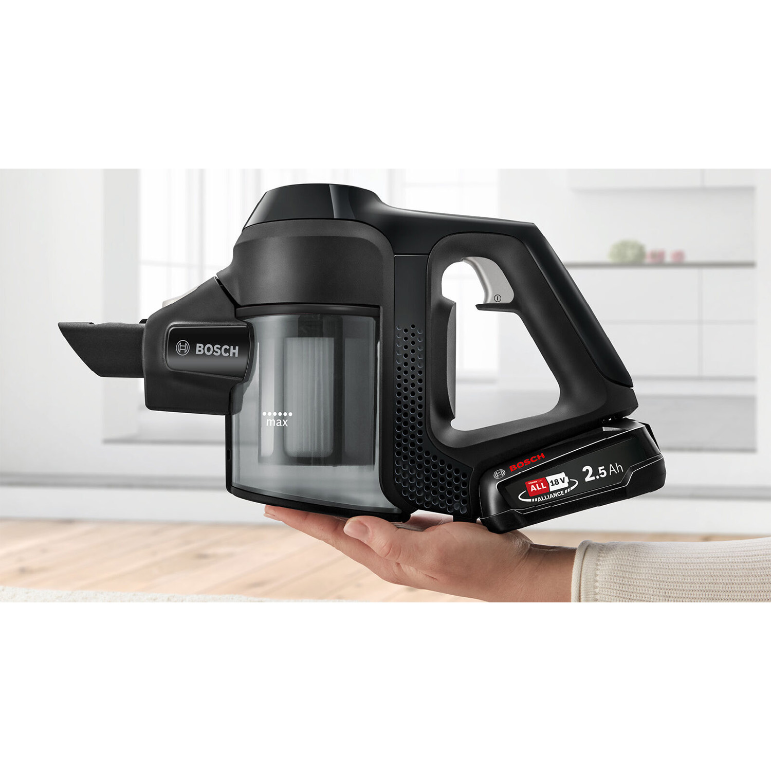 Un aspirapolvere senza fili nero tenuto in mano, che mostra le sue caratteristiche e il logo Bosch.