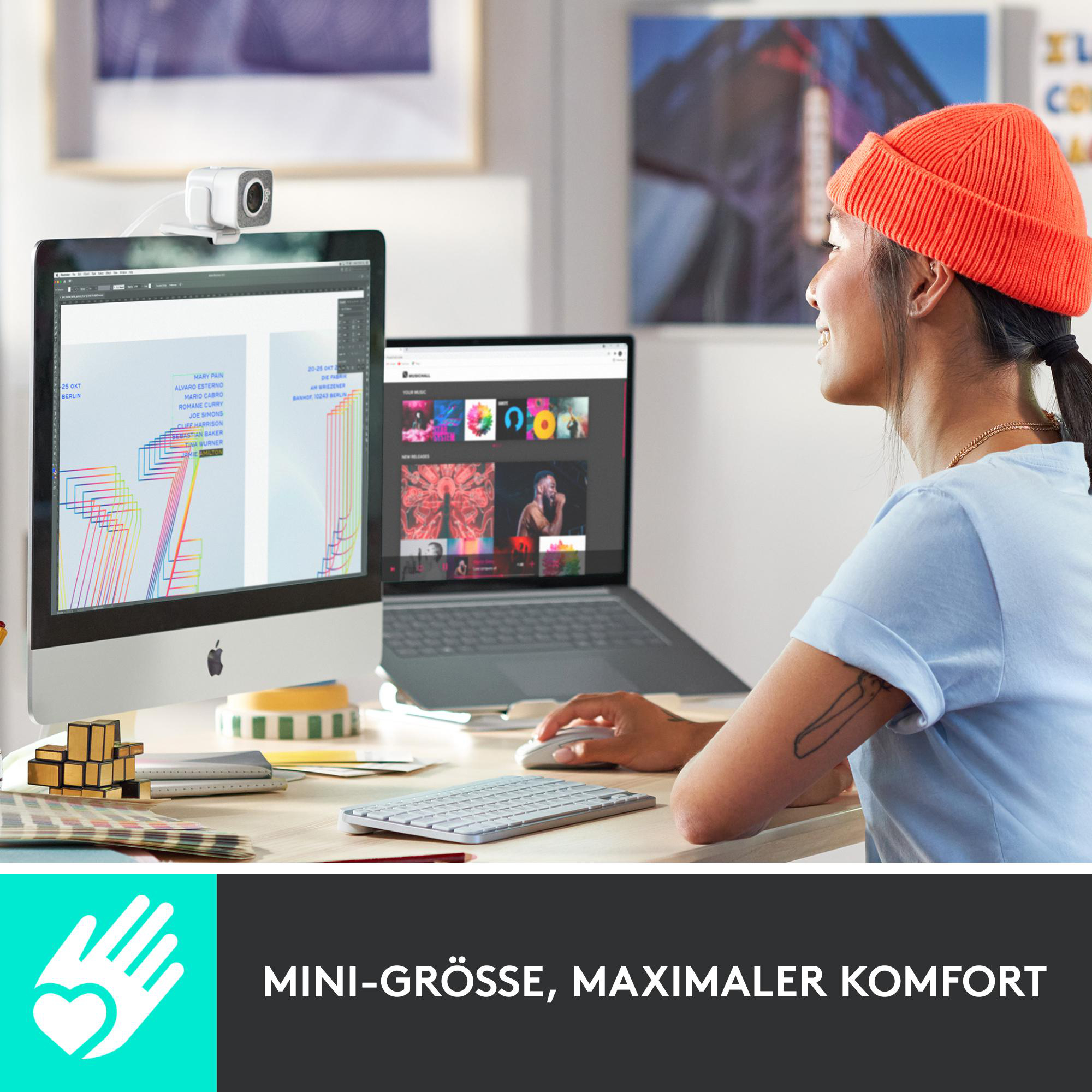 Eine Frau mit orangefarbener Mütze benutzt einen Computer und eine Webcam.