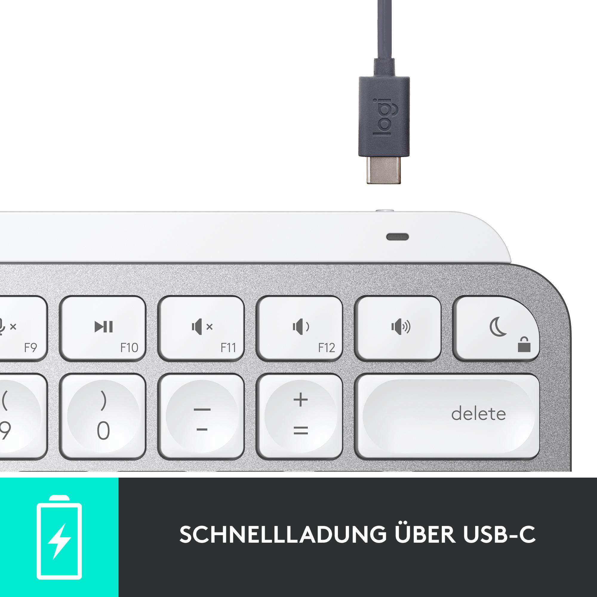 Logi-Tastatur mit USB-C-Kabel und weißer Oberfläche.