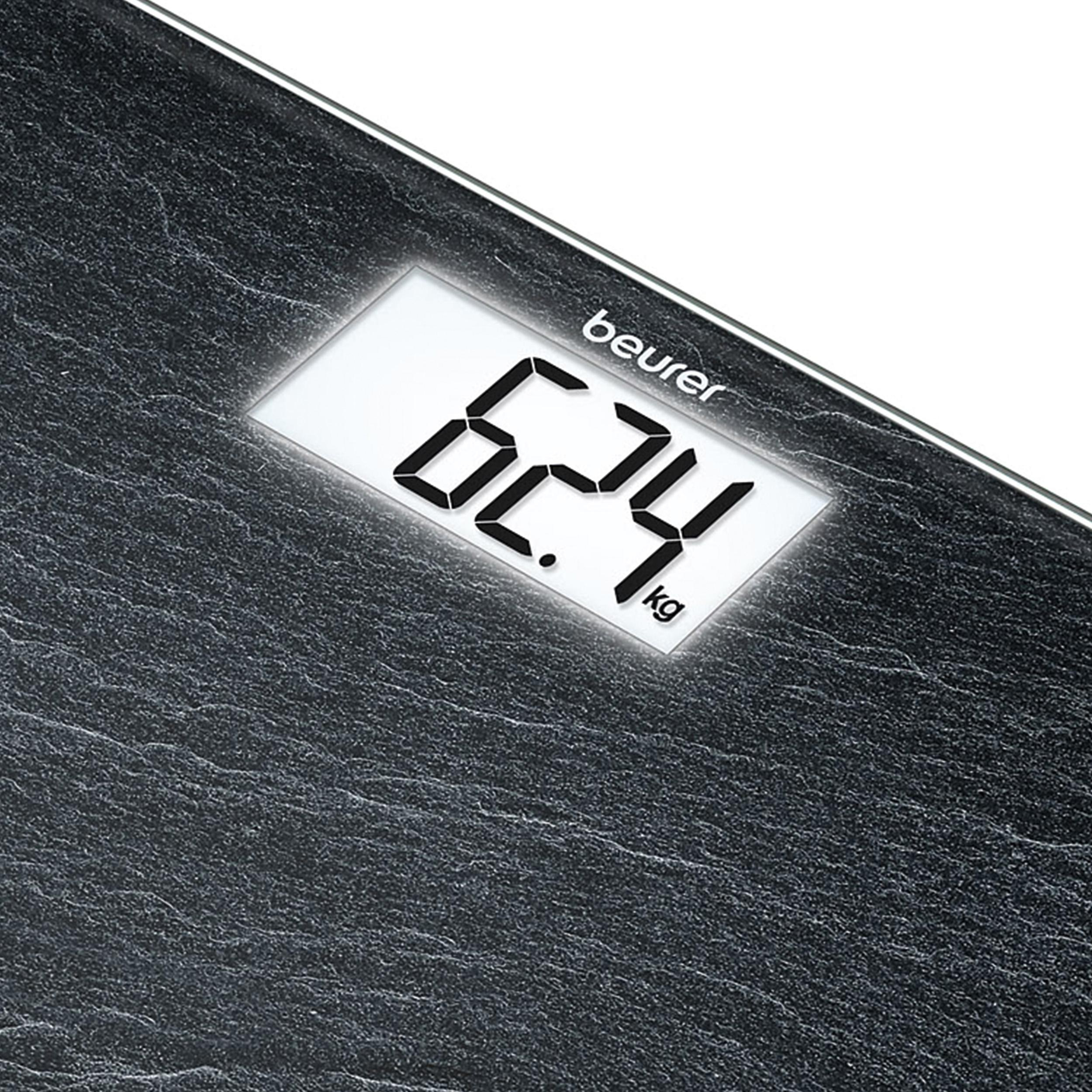 Eine schwarze Körperwaage mit digitaler Anzeige, die 62,4 kg anzeigt.