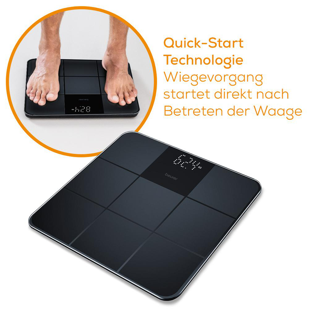 Person steht auf einer schwarzen Digitalwaage, Anzeige mit Gewicht. Waage in weißer Umgebung.
