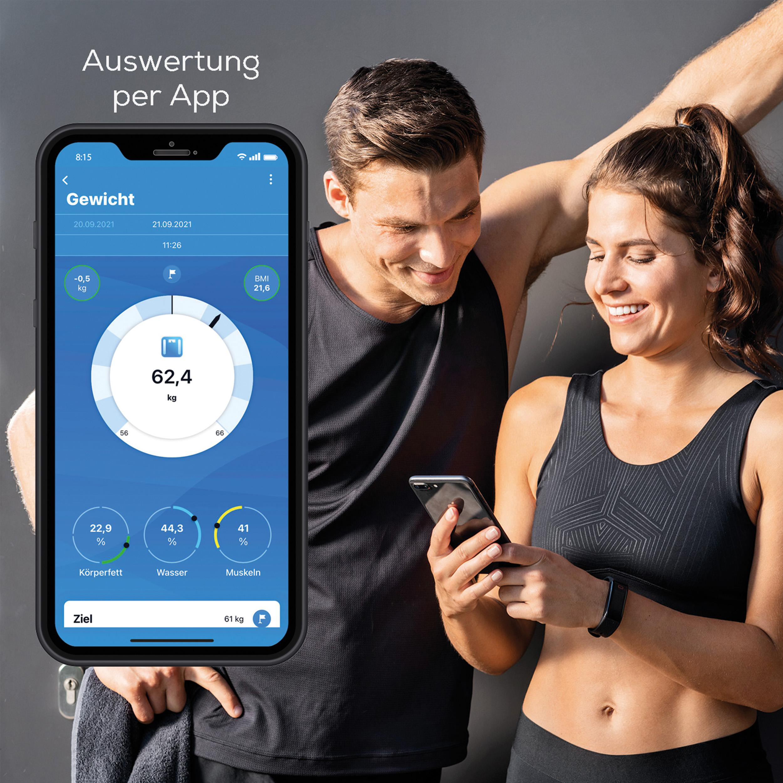 Ein Mann und eine Frau schauen auf einen Telefonbildschirm, der eine Fitness-App mit Gewichts-, Fett-, Wasser- und Muskeldaten zeigt.