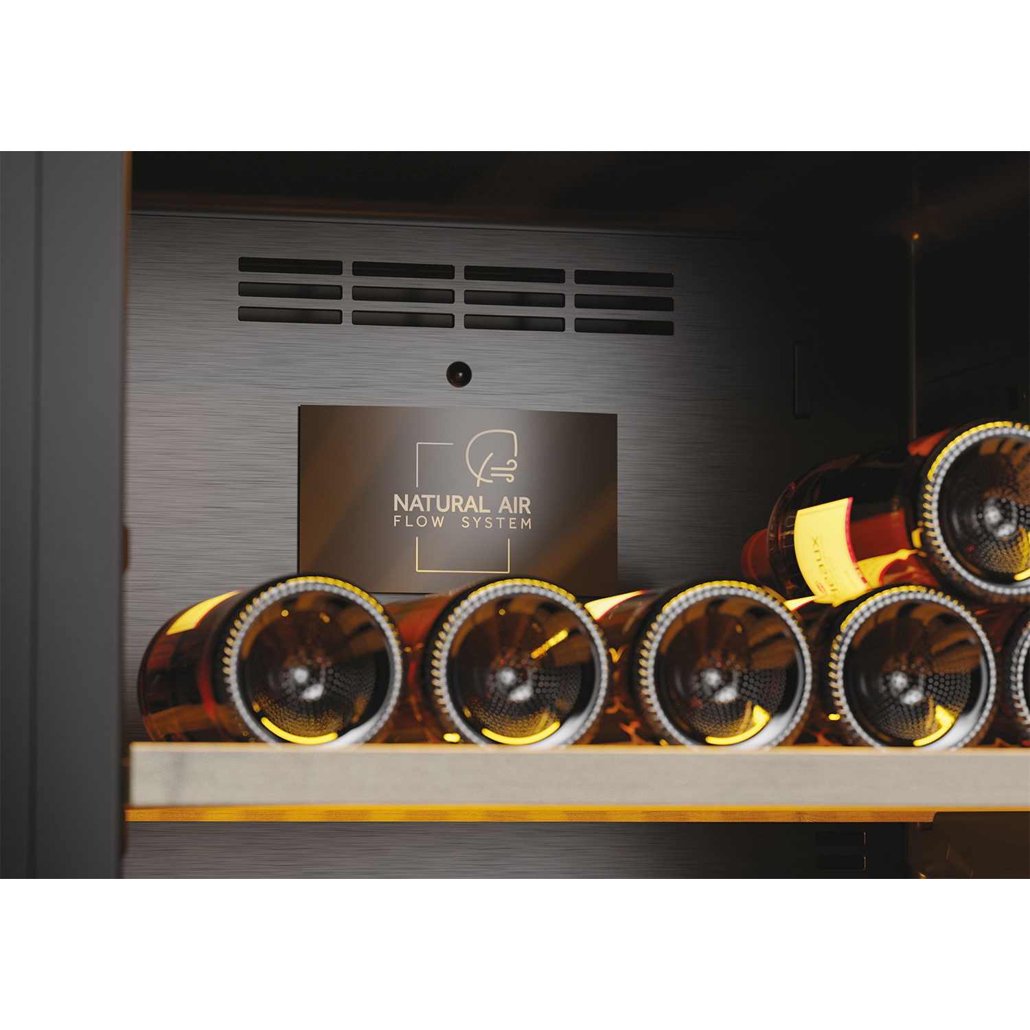 Interno della cantinetta con bottiglie e un cartello Natural Air Flow.