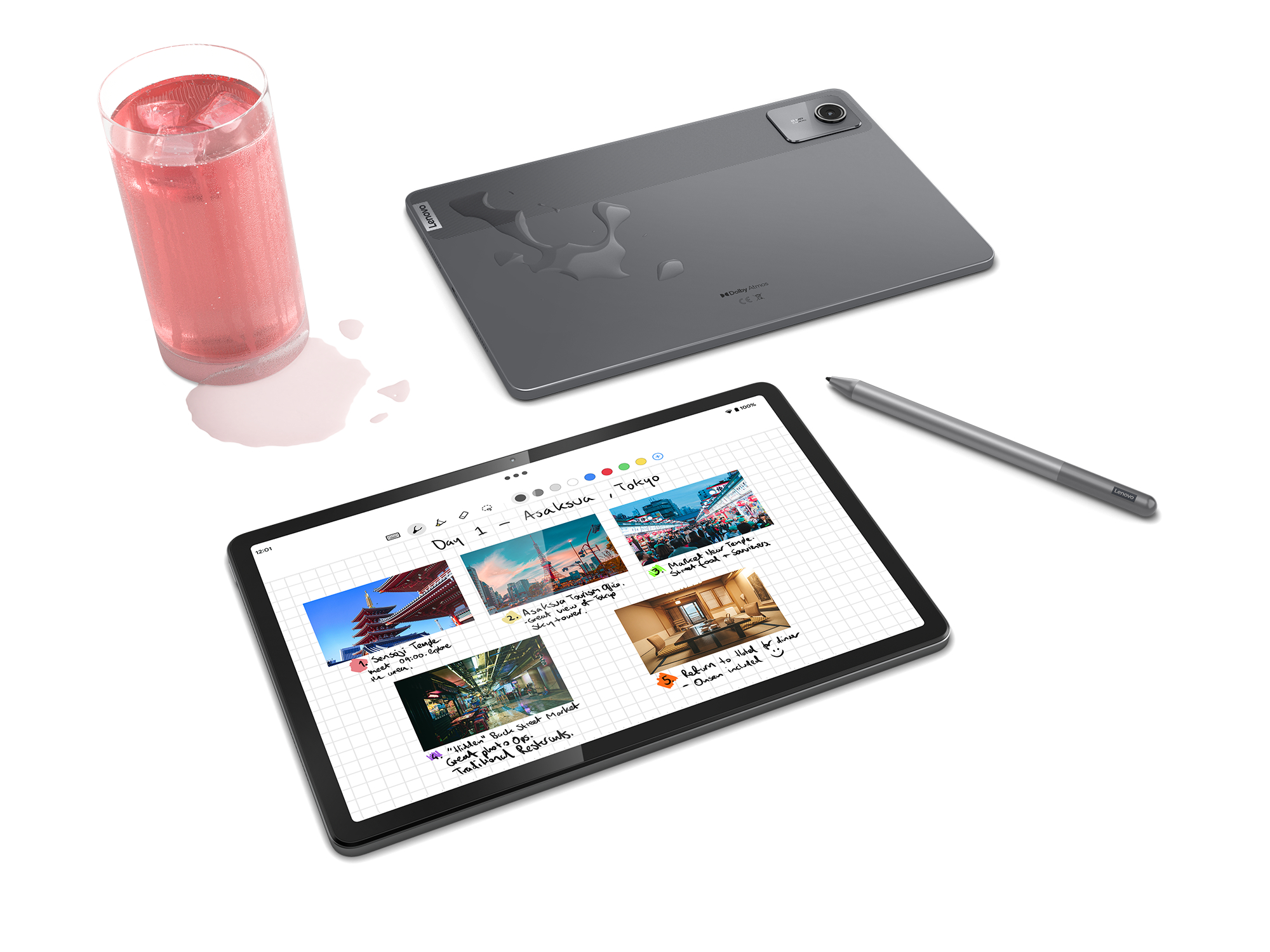 Tablet mit Notizen und Bildern, einem Stift und einem Glas rosa Flüssigkeit auf weißer Oberfläche.