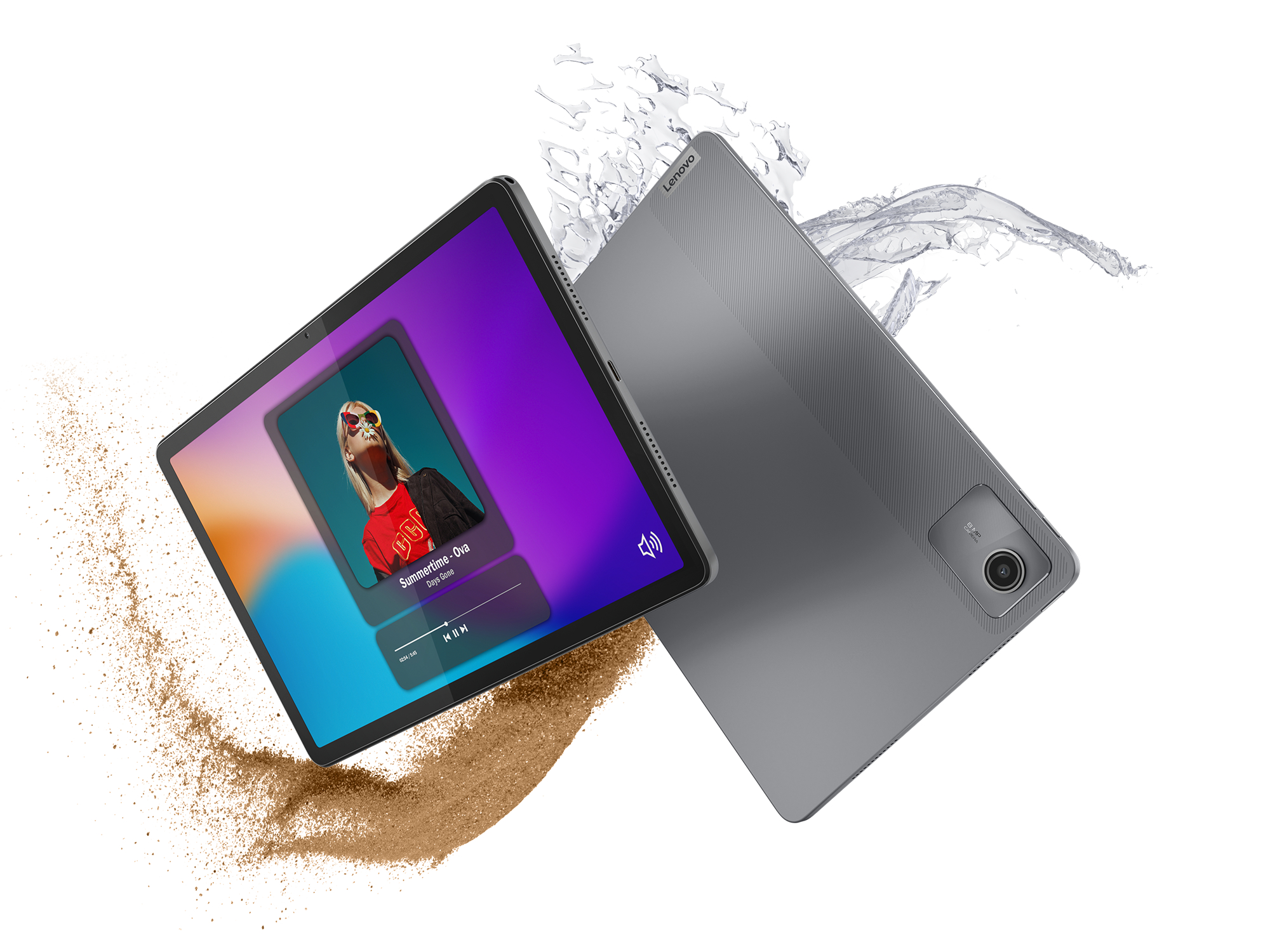 Zwei Tablets, eines zeigt eine Musik-App, das andere hat eine graue Rückseite. Wasser und Sand drumherum.