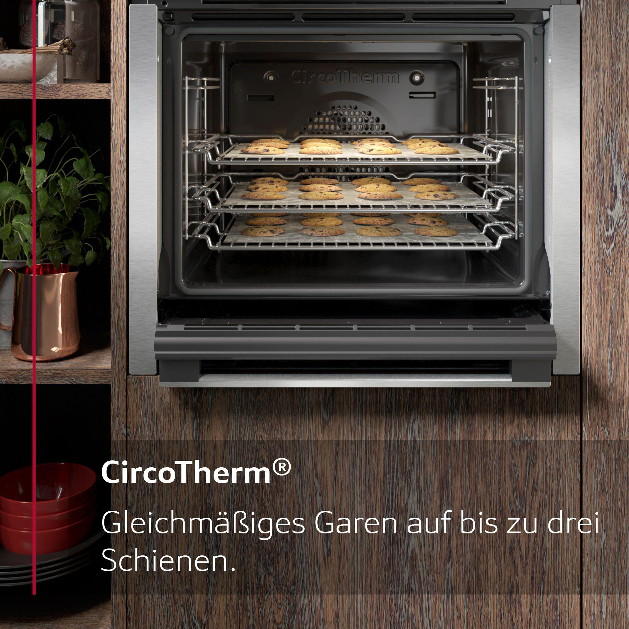 Ein Ofen mit drei Blechen mit Keksen. Der Innenraum ist aus Edelstahl.