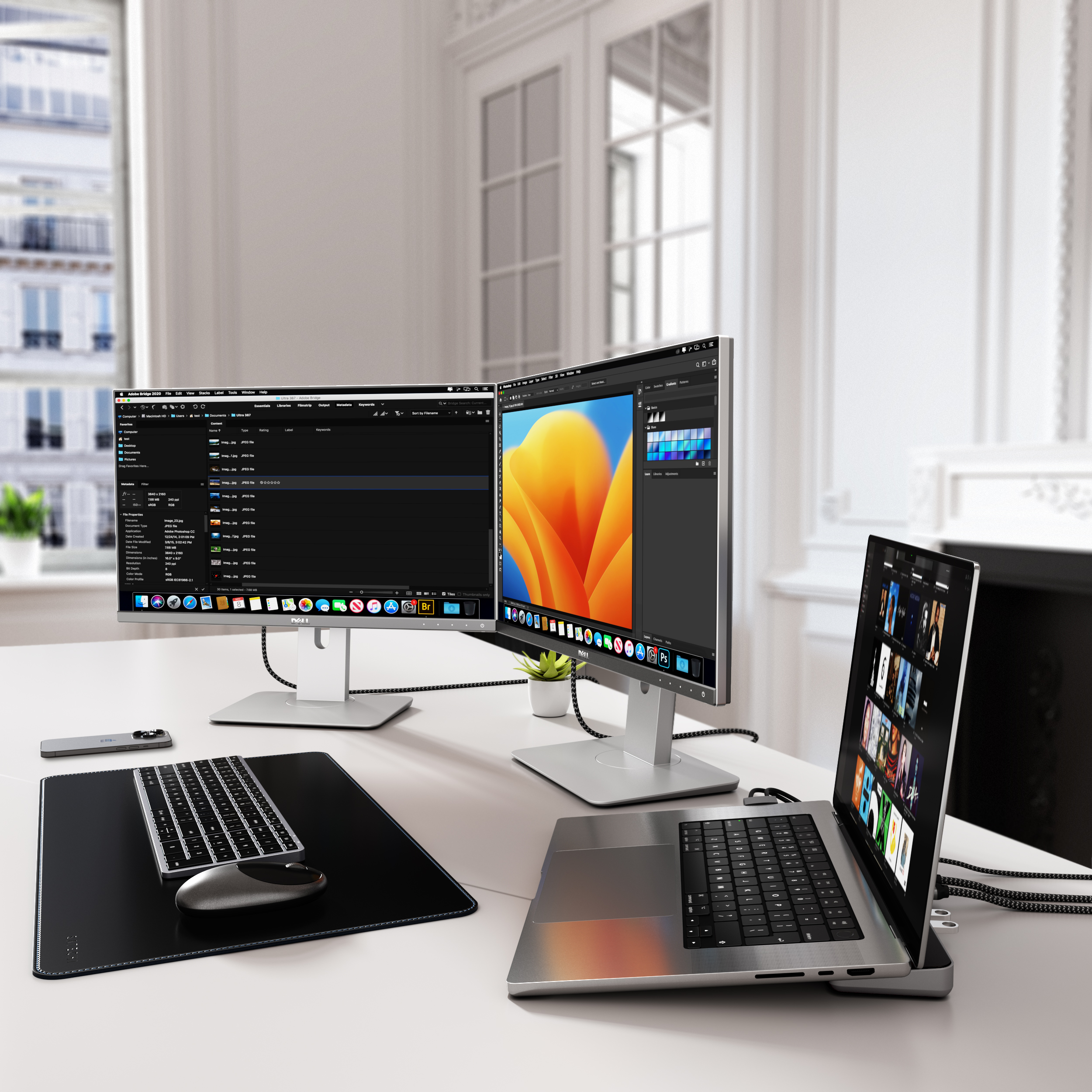 Zwei Monitore, Tastatur, Maus und Laptop auf einem weißen Schreibtisch. Windows- und macOS-UI sichtbar.