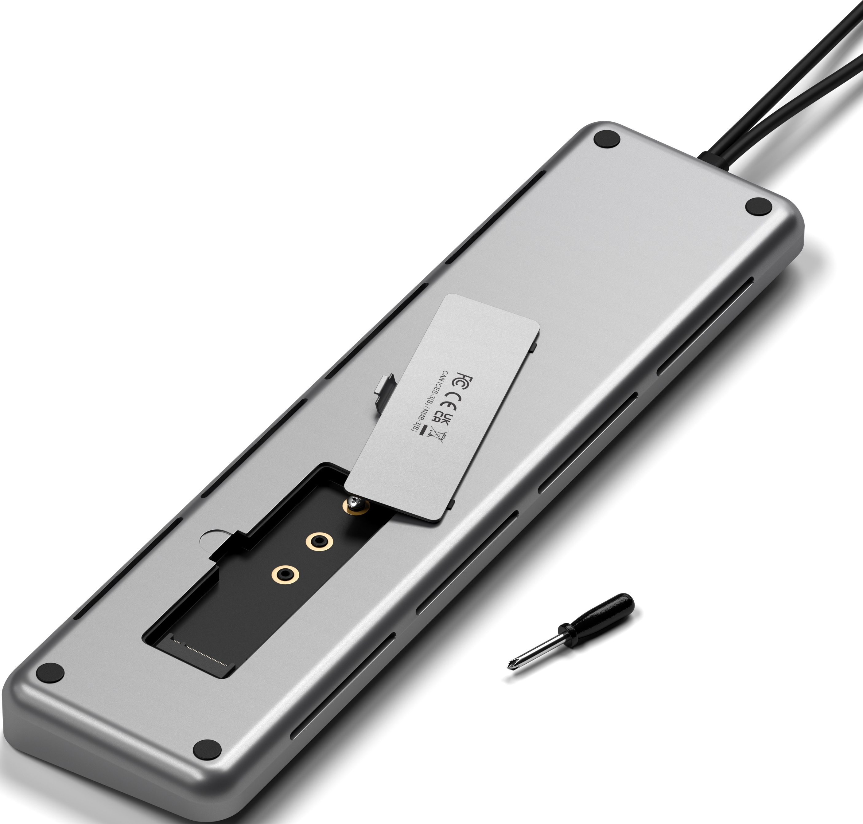 Ein silberner USB-Hub mit offenem Fach, das Anschlüsse und einen Schraubendreher zeigt.