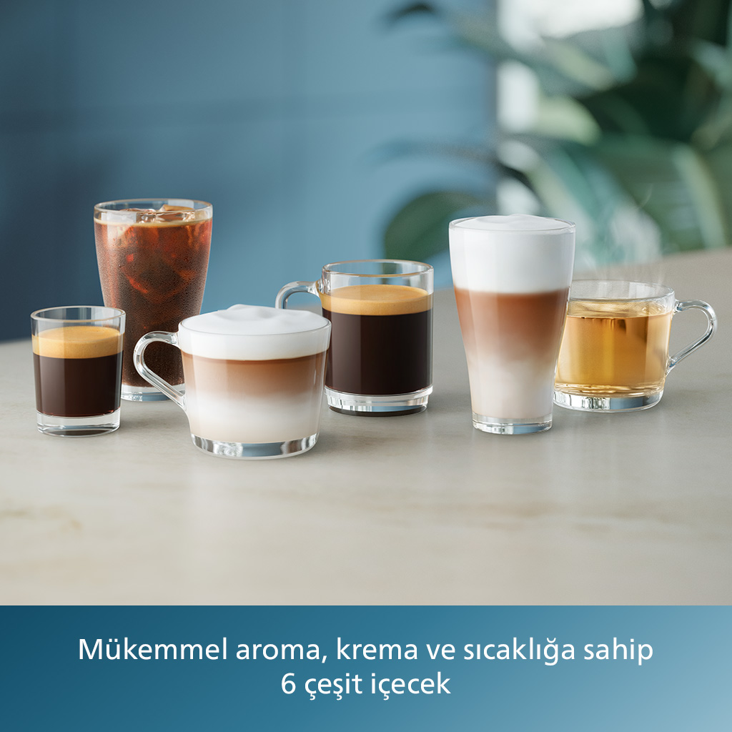 Cam bardaklarda altı farklı kahve çeşidi, mermer bir yüzeyde.