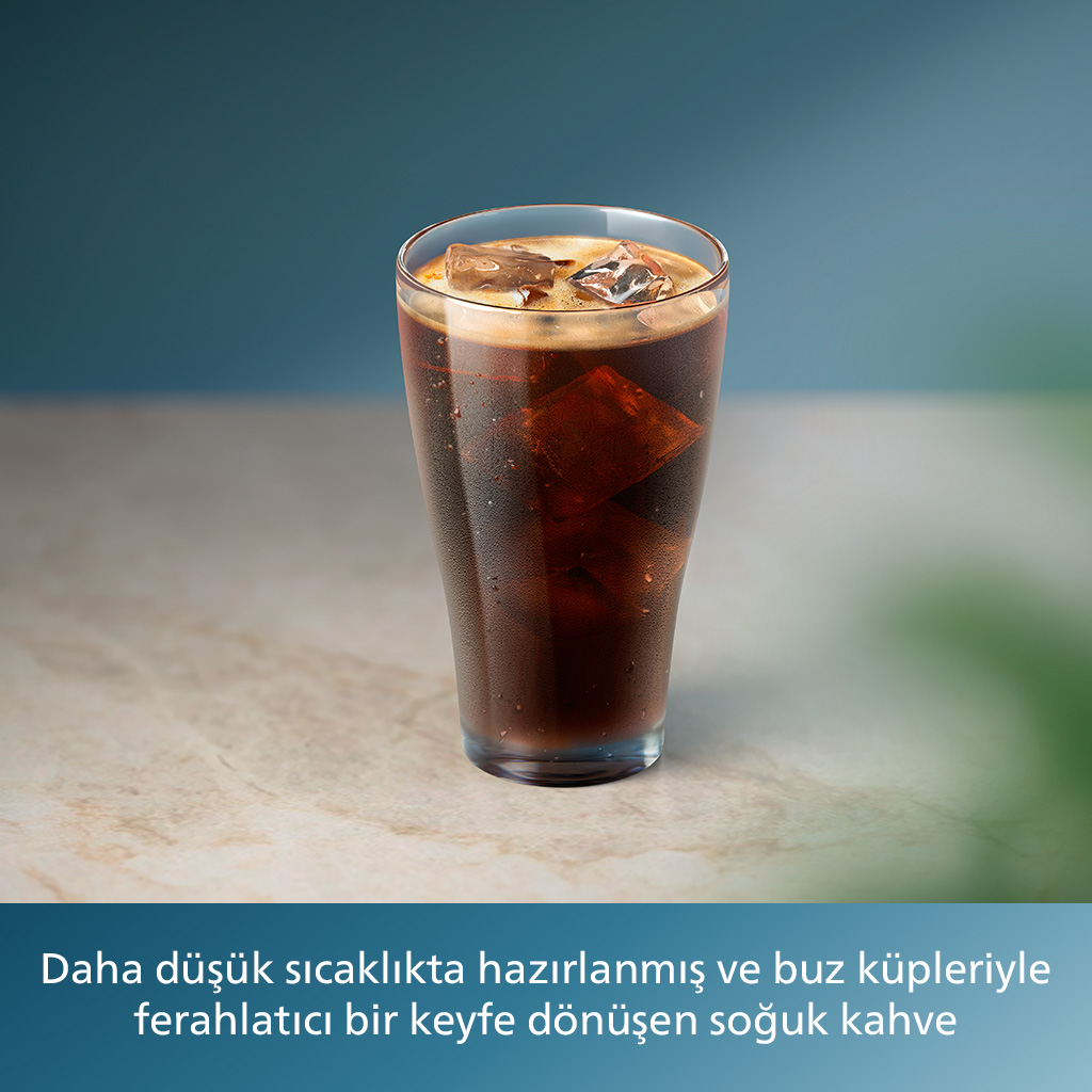 Buzlu kahve bardağı. Metin: 'Daha düşük sıcaklıkta hazırlanmış, buz küpleriyle ferahlatıcı soğuk kahve'.