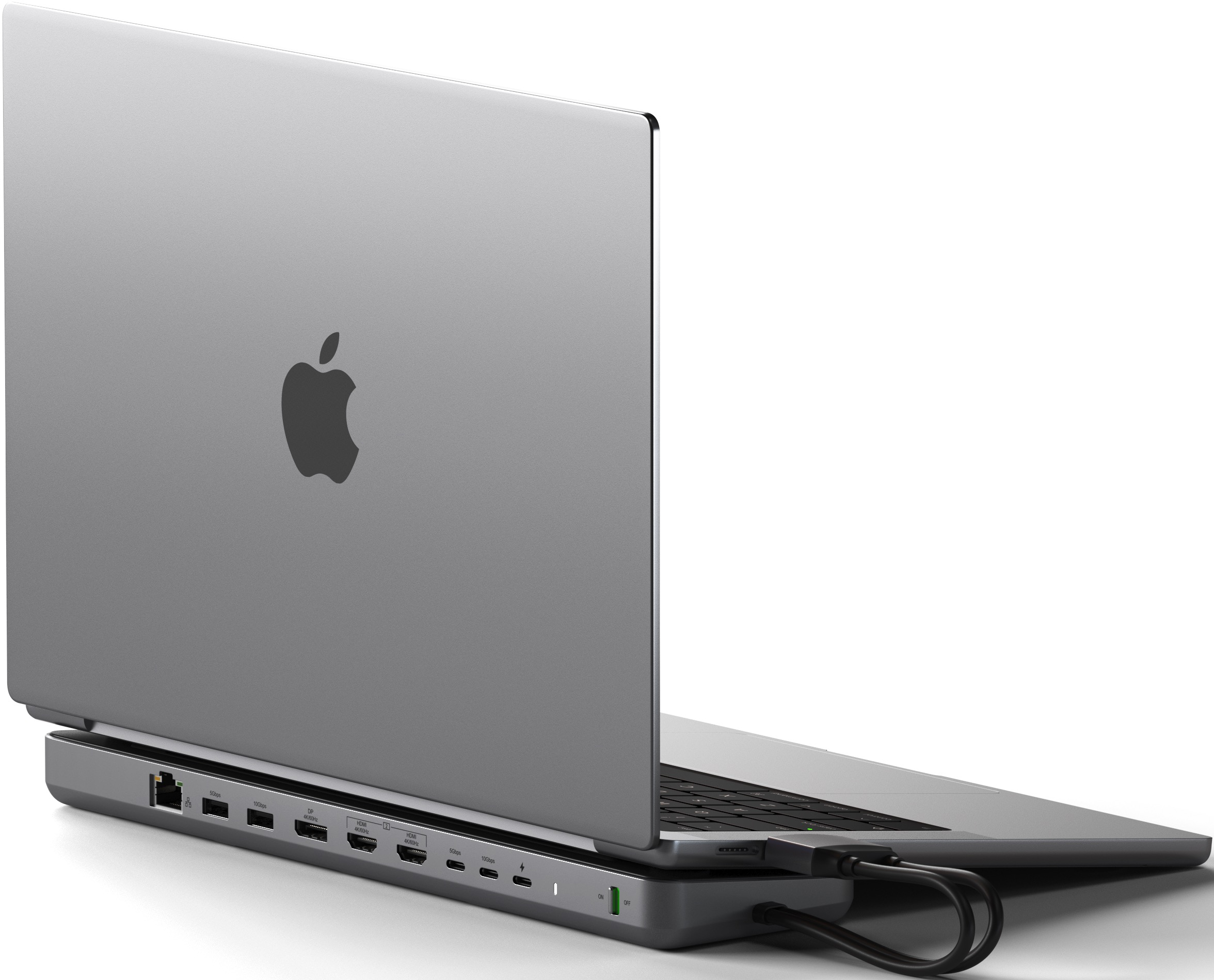 Silberner Laptop mit Apple-Logo, verbunden mit einem Hub mit Anschlüssen und Kabel.