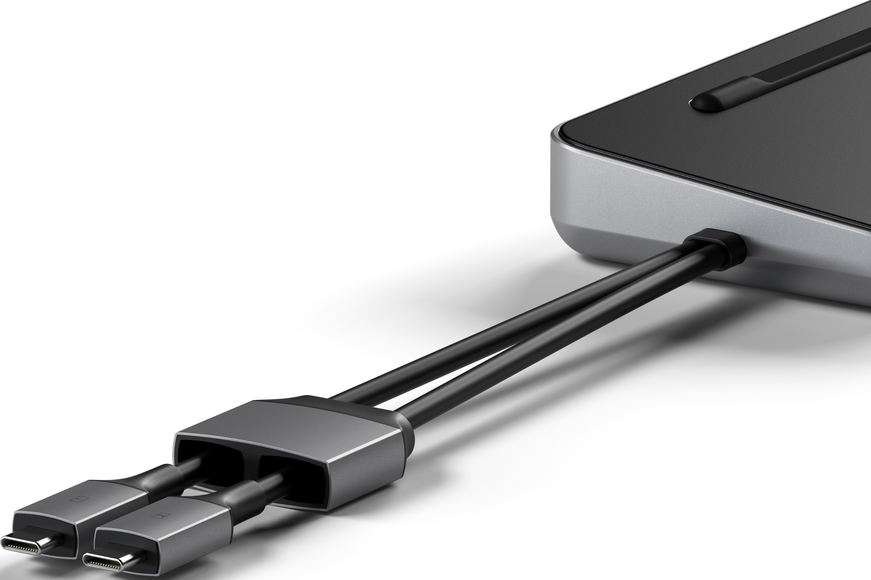 USB-C-Hub mit zwei Anschlüssen. Kabel und ein grauer, rechteckiger Körper. Schwarze Farbe.