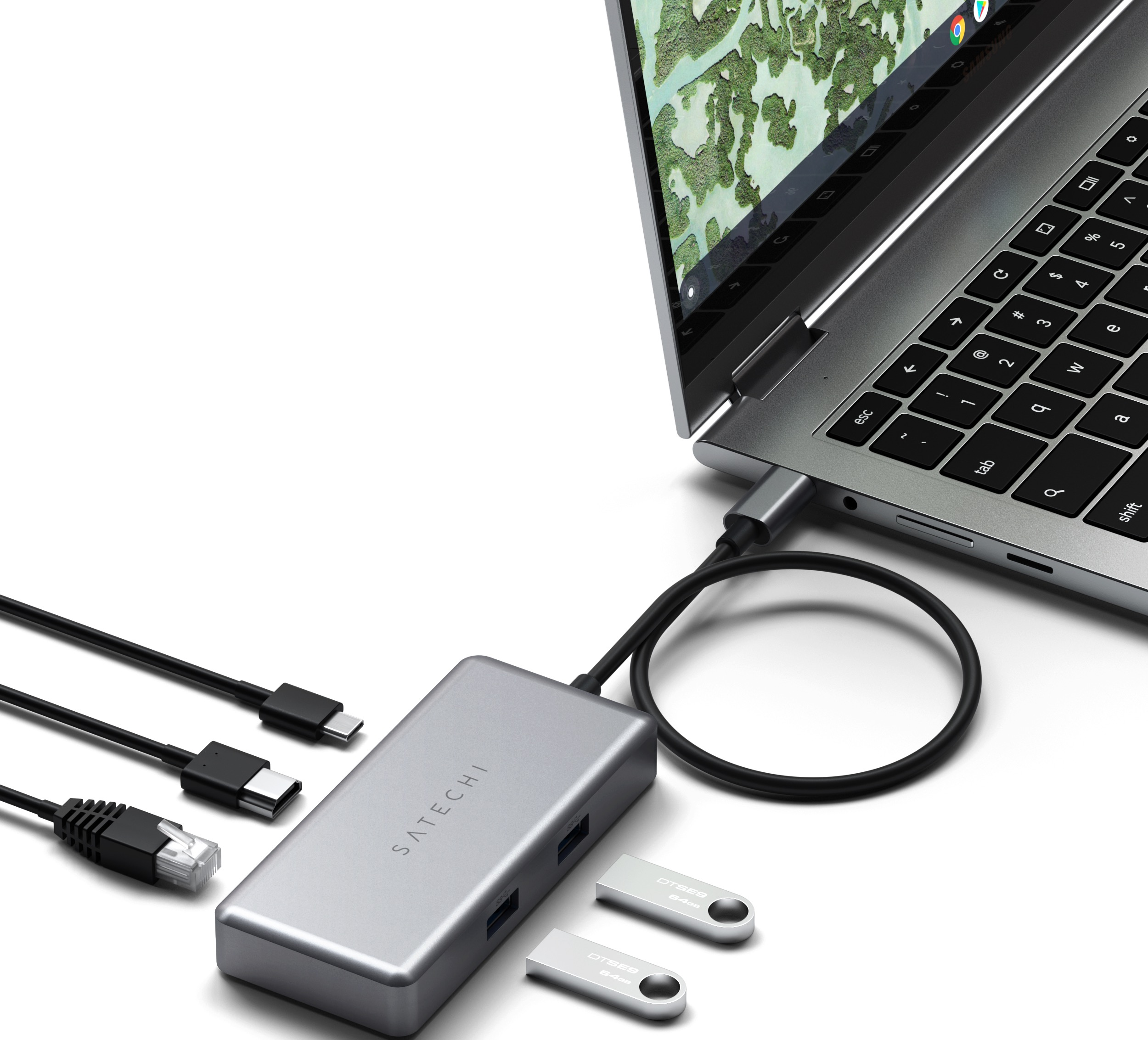 Ein silberner Hub, der mit einem Laptop verbunden ist, mit Kabeln und USB-Laufwerken. Der Laptop ist geöffnet.