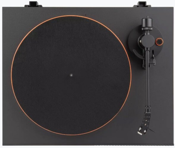 Widok z góry na czarny gramofon z pomarańczową obwódką talerza. Czarne ramię po prawej.