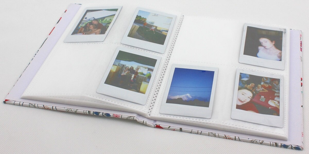 Otwarty album ze zdjęciami z sześcioma zdjęciami. Widoczne zdjęcia ludzi i krajobrazów.