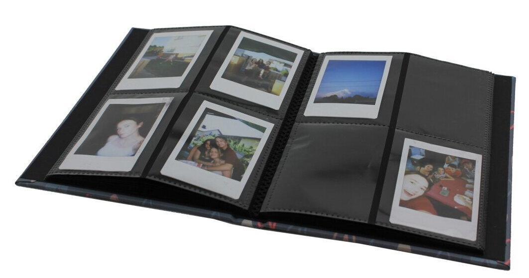 Album fotograficzny ze zdjęciami, otwarty, pokazujący zdjęcia w stylu polaroid. Białe tło.