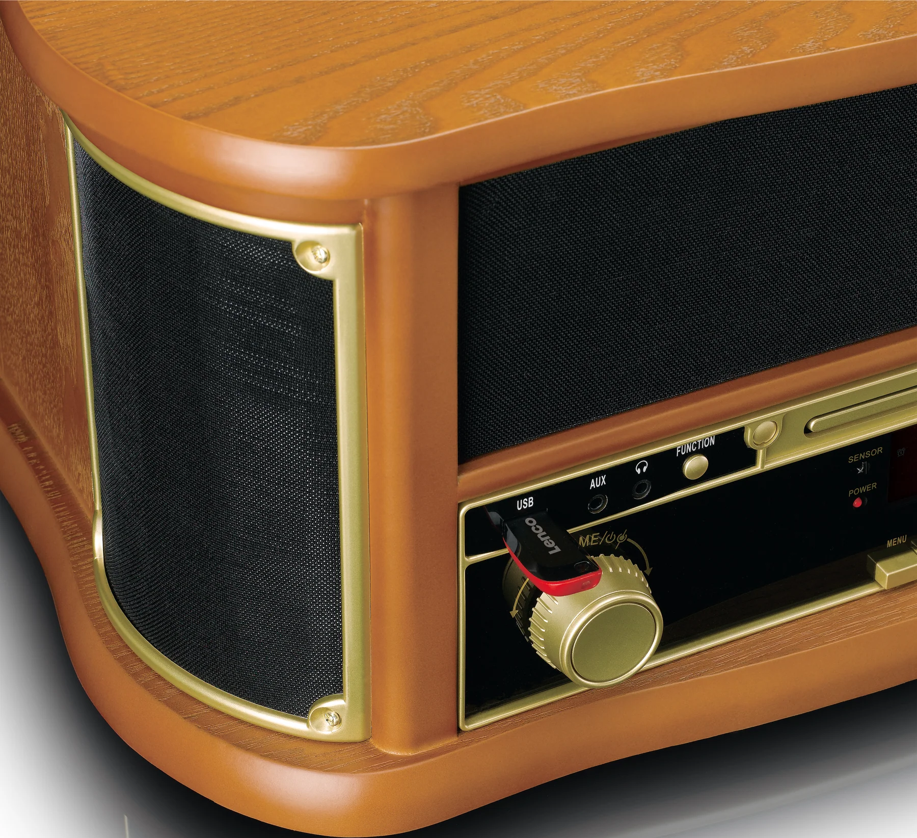 Braunes und goldenes Radio mit Mesh-Front. Knopf und Knöpfe vorhanden.