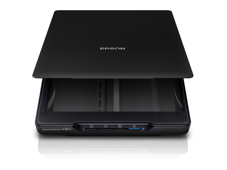 Egy Epson Perfection V39 II szkenner, fekete színű, nyitva és szkennelésre kész.