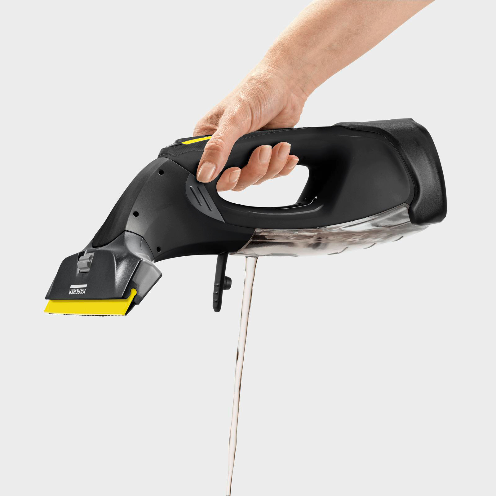Ein Kärcher-Fensterreiniger, der von einer Hand gehalten wird, mit Wassertröpfchen, die herunterlaufen.