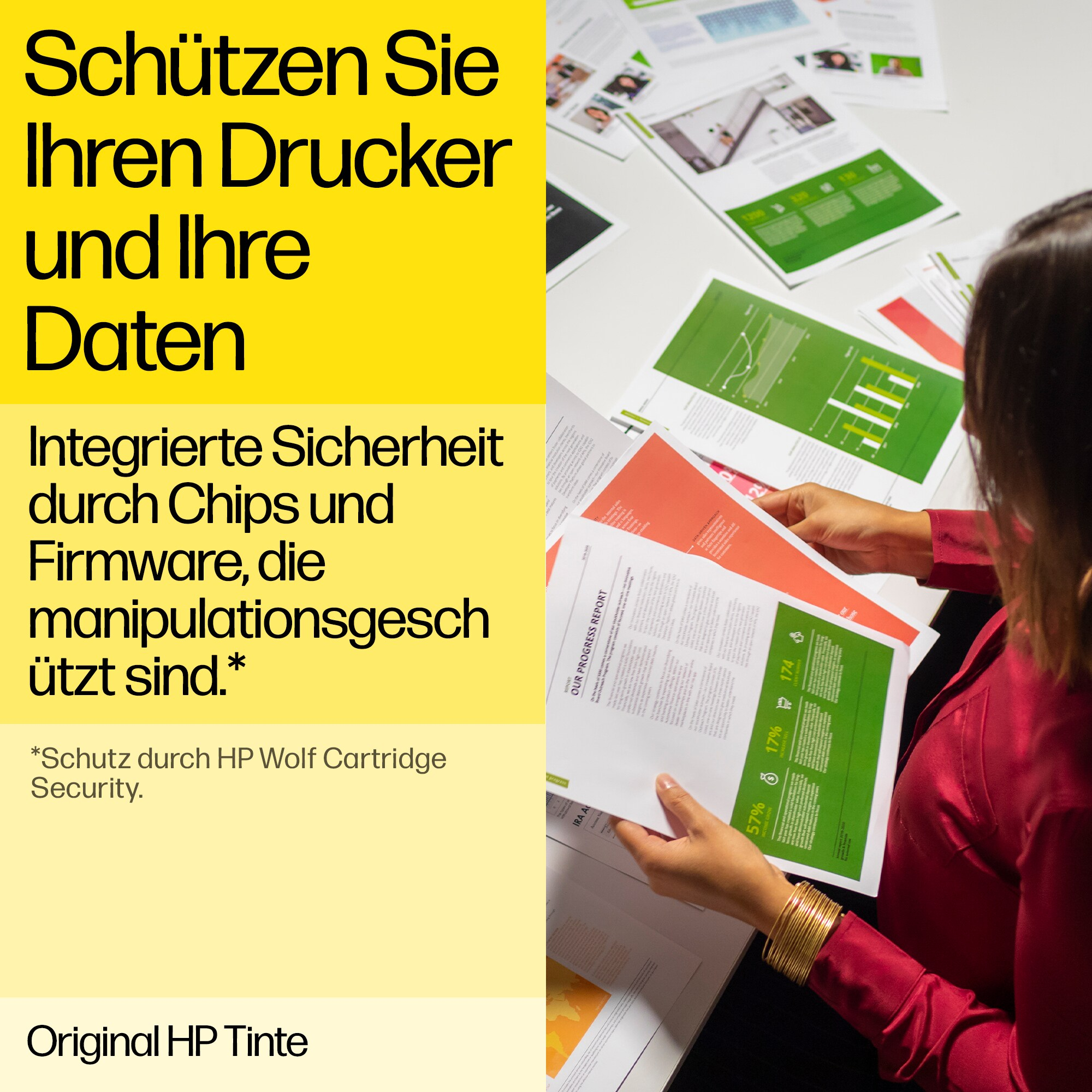 Frau hält Papiere mit Diagrammen und Text, gelber Hintergrund und HP-Logo.