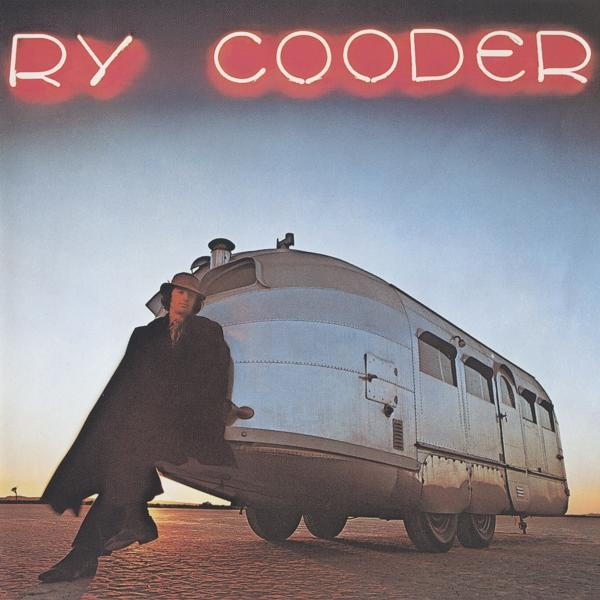 Album borító egy férfival kabátban, egy ezüst utánfutó mellett. Szöveg: RY COODER.