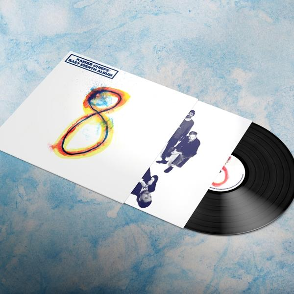 Vinil lemez borítója. Egy fehér borító színes '8'-assal és egy zenekari fotóval, fekete vinyllel.