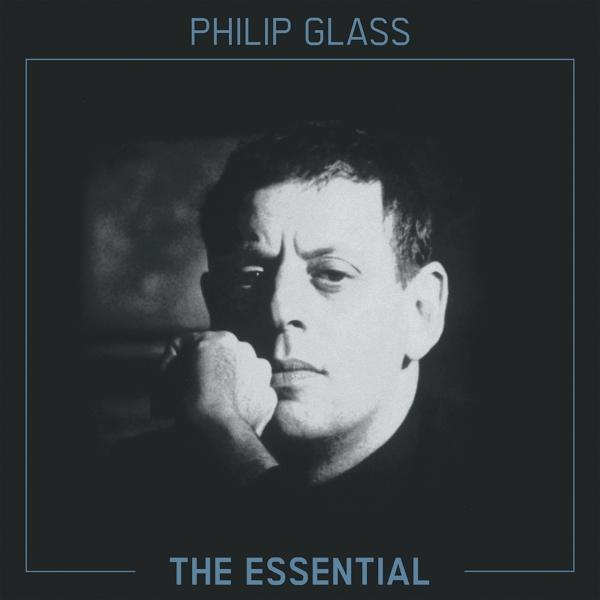 Egy férfi, Philip Glass portréja fekete-fehérben. A 'THE ESSENTIAL' szöveg a neve alatt jelenik meg.
