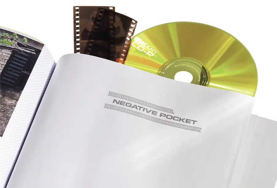 Egy nyitott fotóalbum filmnegatívokkal és CD-vel. Az albumban van egy zseb a negatívoknak, 'NEGATIVE POCKET' felirattal.