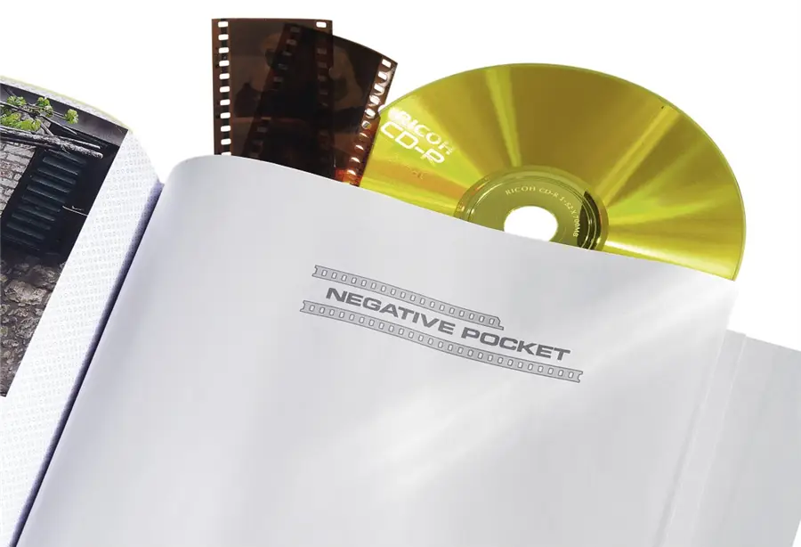 Nyitott album negatív zsebbel. Egy CD és filmszalagok láthatók.
