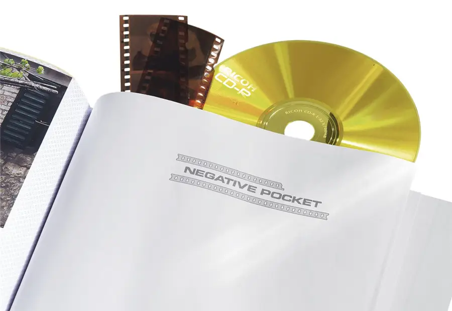 Egy nyitott album filmnegatívokkal és egy CD-R lemezzel a tetején.