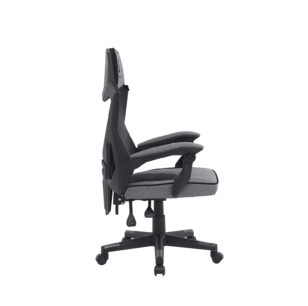 Una vista de perfil de una silla de juego ergonómica negra y gris sobre un fondo negro.