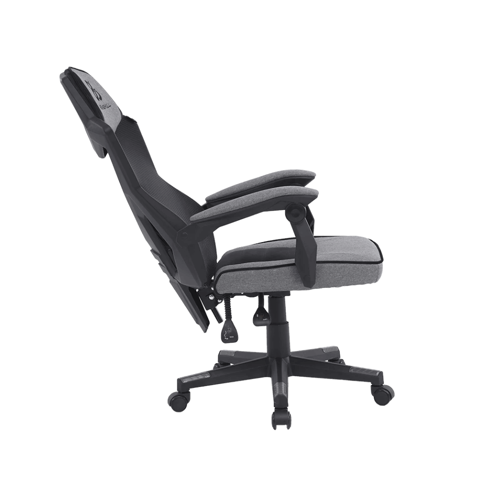 Vista lateral de una silla gaming gris y negra, con reposabrazos y soporte lumbar ajustables.