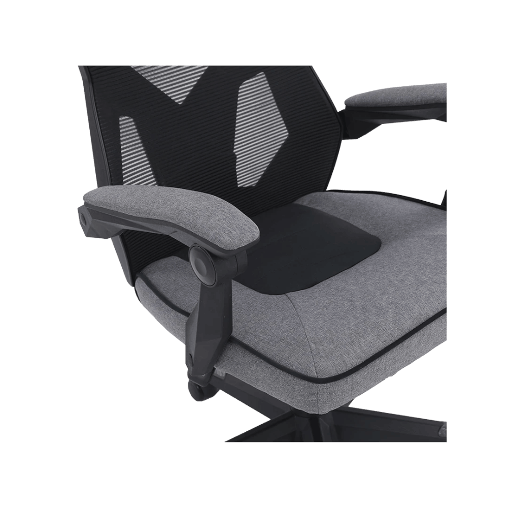 Silla de oficina gris y negra, mostrando los reposabrazos y el soporte lumbar.