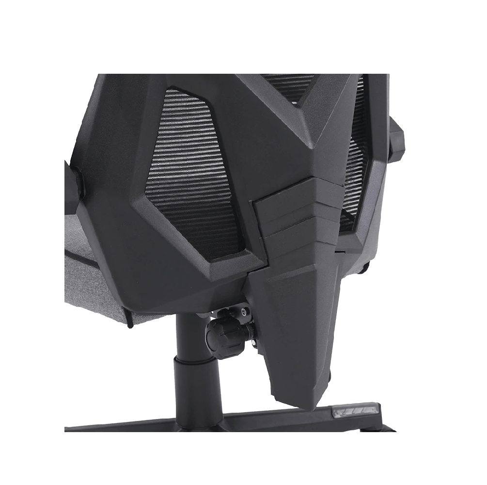 Respaldo de silla gamer negro con centro de malla. Tiene una base negra y está inclinado hacia arriba.
