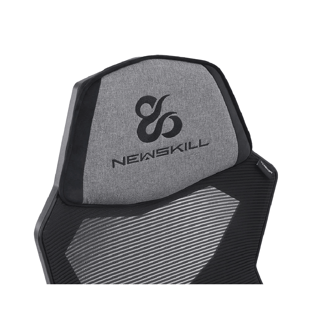 Reposacabezas de silla gaming con el logo de Newskill.