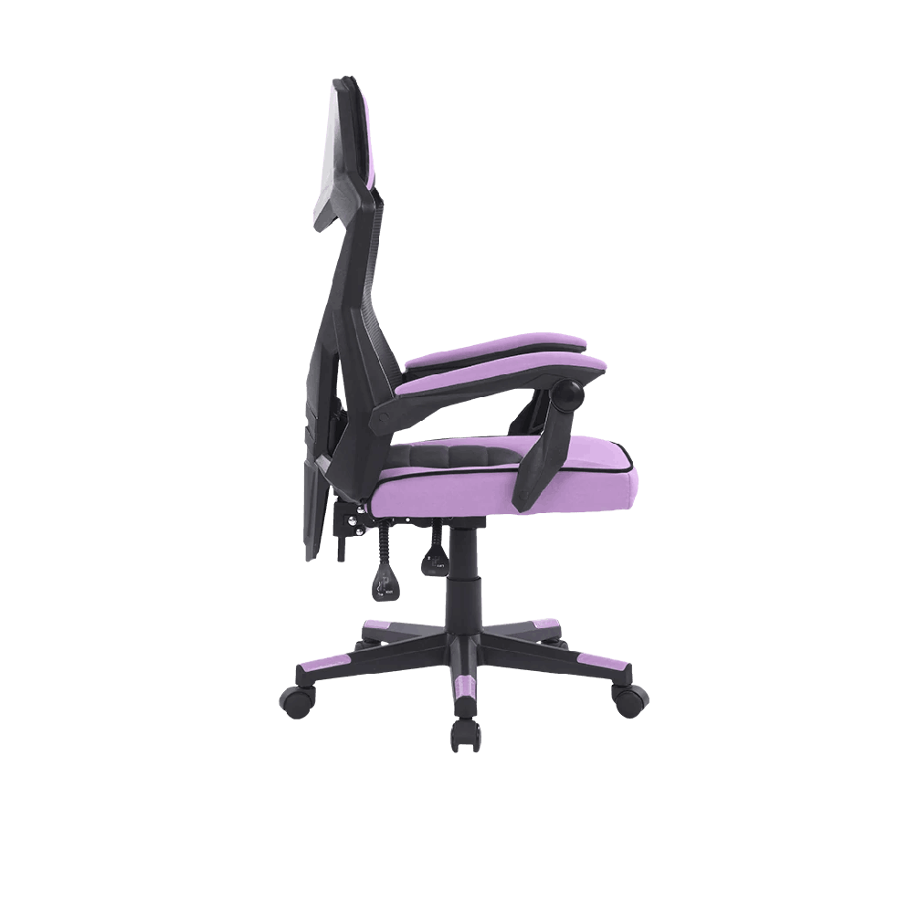 Una silla gaming en morado y negro, vista de lado sobre un fondo negro.