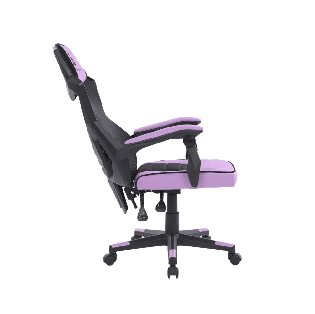 Vista lateral de una silla gaming rosa y negra, con reposabrazos y soporte lumbar ajustables.