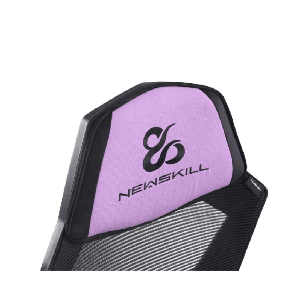 Primer plano del reposacabezas de una silla gaming. Tiene marco negro y centro morado con logo.